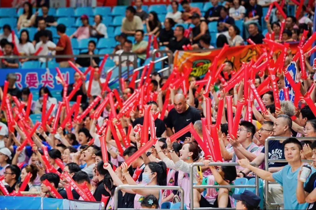 蒂姆重返赛场，夺冠首场状态出色，老鹰观众沸腾！赛场气氛高涨的简单介绍-Kaiyun APP